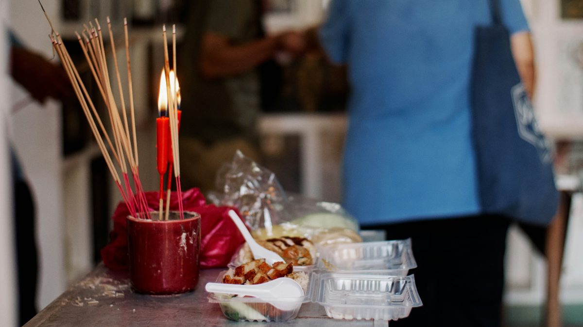 ofrecer incienso a ante pasados